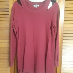 Cold shoulder top..Red